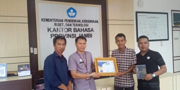 Foto bersama pengurus JMSI Jambi dan Kepala Kantor Bahasa Provinsi Jambi. [Dok JMSI Provinsi Jambi]