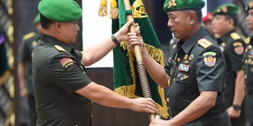 Jenderal TNI Dudung Abdurachman, menerima penyerahan jabatan Komandan Pusat Polisi Militer Angkatan Darat dari Letjen TNI Chandra W Sukotjo, Senin (30/1/2023). [Foto Dispenad]