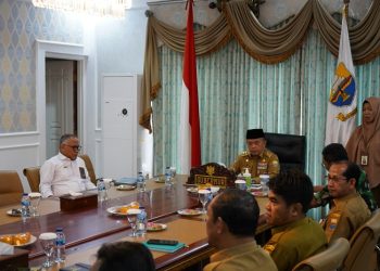 Gubernur Jambi, Al Haris, saat mengikuti Rapat Koordinasi Pengendalian Inflasi Daerah secara virtual, dari ruang video conference Rumah Dinas Gubernur Jambi, Senin (30/01/2023). [Foto Diskominfo Provinsi Jambi/Novriansah]