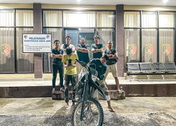 Kedua tersangka pelaku Curanmor di merangin, Jambi saat diamankan pihak kepolisian. [Foto Aurduri.com/Reza]