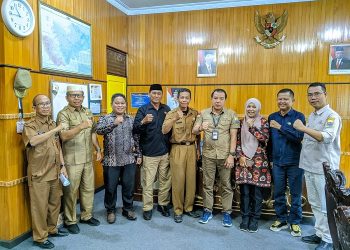Foto bersama saat kunjungan Komisi Informasi Provinsi Jambi ke Kantor Badan Kesbangpol Provinsi Jambi, Selasa (31/1/2023). [Foto Nining Antero]