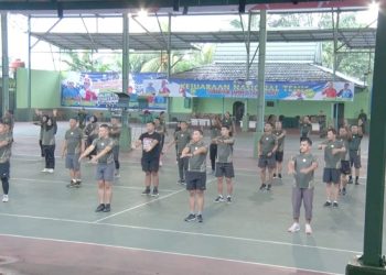 Senam kesegaran jasmani '88 yang dilakukan Prajurit dan PNS Makorem 042/Gapu di lapangan tenis indoor Makorem 042/Gapu, Selasa (31/1/2023). [Foto Penrem 042Gapu/Hatta]