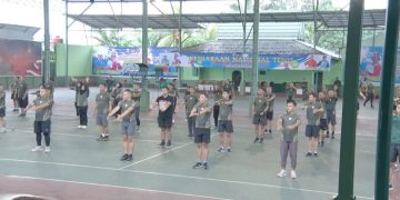 Senam kesegaran jasmani '88 yang dilakukan Prajurit dan PNS Makorem 042/Gapu di lapangan tenis indoor Makorem 042/Gapu, Selasa (31/1/2023). [Foto Penrem 042Gapu/Hatta]