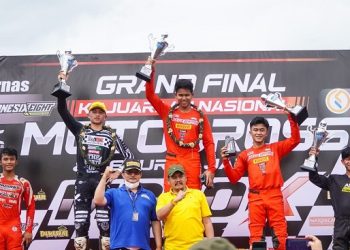Crosser AHRT, M Delvintor Ali (tengah) menjuarai Kejurnas Motocross 2022 pada kelas MX 2 dengan melakukan sapu bersih podium tertinggi di setiap seri. Sementara rekannya Nuzul Ramzidan (kedua kanan), meraih posisi ketiga. Capaian ini dikukuhkan pada seri grand final yang diselenggarakan di sirkuit Grand Wisata Bekasi, Jawa Barat pada 28-29 Januari 2023. [dok AHM]