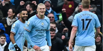 Penyerang Manchester City, Erling Haaland (tengah) melakukan selebrasi usai mencetak gol ke gawang Wolves pada laga Liga Inggris di Stadion Etihad, Minggu (22/1/2023) malam WIB. [Foto suara.com/AFP]