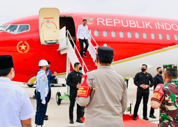 Presiden Joko Widodo tiba di Bandar Udara Internasional Sultan Syarif Kasim II, Kota Pekanbaru, Provinsi Riau sekitar pukul 11.00 WIB pada Rabu, (4/1/2023). [Foto: BPMI Setpres]