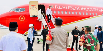 Presiden Joko Widodo tiba di Bandar Udara Internasional Sultan Syarif Kasim II, Kota Pekanbaru, Provinsi Riau sekitar pukul 11.00 WIB pada Rabu, (4/1/2023). [Foto: BPMI Setpres]