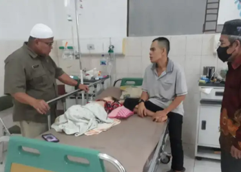 Kepala Dinas Sosial Kabupaten Muarojambi Candra Budy Rosa langsung menjenguk Mutmainah dirumah sakit Raden Mattaher Jambi., Jumat (13/1/2023). [dok Aurduri.com/Deni]