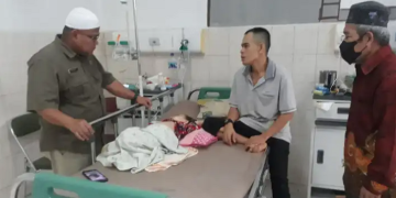 Kepala Dinas Sosial Kabupaten Muarojambi Candra Budy Rosa langsung menjenguk Mutmainah dirumah sakit Raden Mattaher Jambi., Jumat (13/1/2023). [dok Aurduri.com/Deni]