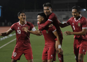 Pesepak bola Timnas Indonesia Dendy Sulistyawan (kedua kiri) bersama rekan setimnya merayakan gol yang dicetaknya ke gawang Timnas Filipina dalam laga lanjutan Grup A Piala AFF 2022 di Rizal Memorial Stadium, Manila, Filipina, Senin (2/1/2023). [Foto kompas.com]