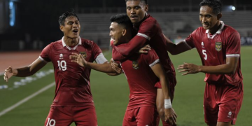 Pesepak bola Timnas Indonesia Dendy Sulistyawan (kedua kiri) bersama rekan setimnya merayakan gol yang dicetaknya ke gawang Timnas Filipina dalam laga lanjutan Grup A Piala AFF 2022 di Rizal Memorial Stadium, Manila, Filipina, Senin (2/1/2023). [Foto kompas.com]