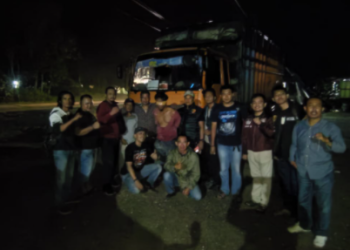 Tersangka pelaku tabrak lari saat diamankan polisi. [Foto Aurduri.com/Reza]