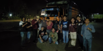 Tersangka pelaku tabrak lari saat diamankan polisi. [Foto Aurduri.com/Reza]