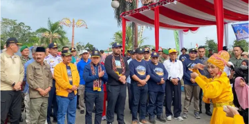 Gubernur Jambi, Pejabat Bupati Sarolangun dan Wakil Ketua DPRD Provinsi Jambi sekaligus sebagai ketua Yayasan Sahabat Sungai Batanghari (YSSB) menghadiri dan membuka pada acara pelepasan ekspedisi Milir Berakit 1, Jumat (30/12/2022). [dok Aurduri/Reza]