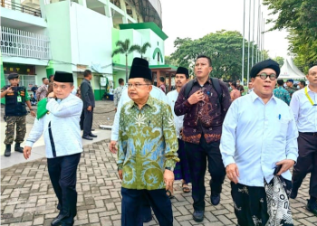 Al Haris tampak bersama Wakil Presiden Jusuf Kalla berjalan kaki menuju Stadion Gelora Delta Sidoarjo, Jawa Timur pada hari Selasa, (07/02/2023). [dok  Diskominfo Jambi/Richi]