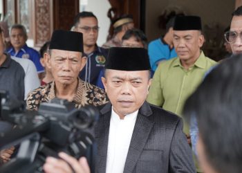 Gubernur Jambi, Al Haris, saat diwawancarai awak media setelah melepas Kontingen PWI Provinsi Jambi untuk mengikuti HPN 2023 Medan. [Foto Diskominfo Provinsi Jambi/Harun]