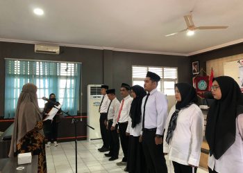 Ketua Panwascam Melantik PPKD dan sumpah Jabatan di Aula Kantor Camat Telanaipura Kota Jambi, Minggu (5/2/2023).[Foto Humas Panwascam Telanaipura]