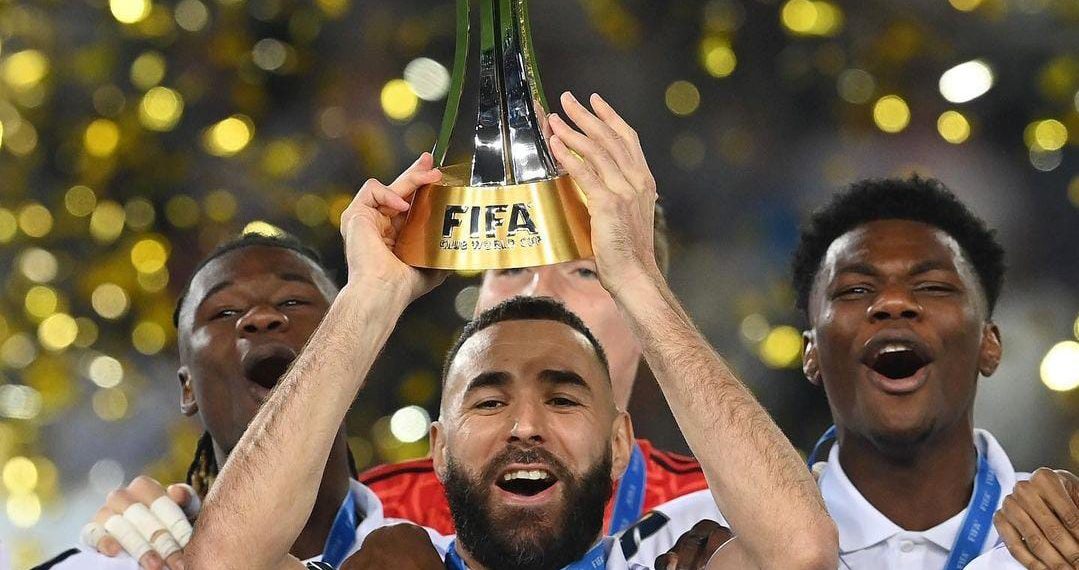Kapten Real Madrid, Karim Benzema mengangkat tropi juara bersama rekan satu tim dan merayakan kemenangan di Stadion Pangeran Moulay Abdellah, Minggu (12/2/2023). [Foto FIFA]