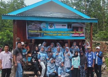 Para komunitas, pemuda, dan masyarakat foro bersama di depan rumah dari program bedah rumah. [Foto Aurduri.com/Wahyu]