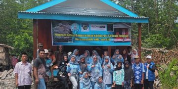 Para komunitas, pemuda, dan masyarakat foro bersama di depan rumah dari program bedah rumah. [Foto Aurduri.com/Wahyu]