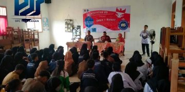 Sekretaris DPC PJS Waykanan saat memberikan materi di SMKN I Banjir, Kamis (09/02/2023). [Foto PJS Waykanan]
