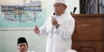 Al Haris meletakan Batu Pertama Pembangunan Masjid Jami’ At Taqwa, di Desa Mendalo Indah Kabupaten Muaro Jambi, Jum’at (17/02/2023).  [Foto: Diskominfo Provinsi Jambi/Hori]
