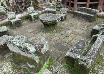 Ruang musyawarah adat Suku Batak yang menyerupai ruang sidang pengadilan. Bangku atau tempat duduk terdakwa yang lebih kecil. Sebaliknya bangku buat Sang Radja lebih besar. Batu tempat terdakwa yang bersalah dan dihukum mati lewat cara penggal kepala. [dok Wima]