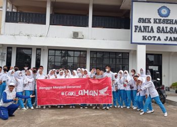 Ratusan pelajar SMK Kesehatan Fania mengikuti Edukasi Safety Riding, Jumat (24/2/2023). [Foto: Sinsen/Ajeng]