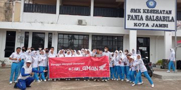Ratusan pelajar SMK Kesehatan Fania mengikuti Edukasi Safety Riding, Jumat (24/2/2023). [Foto: Sinsen/Ajeng]