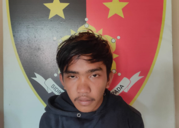 Salah satu dari tiga tersangka pencurian HP yang diamankan Polsek Danau Teluk Kota Jambi. [Foto: Aurduri.com/Reza]