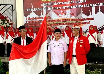 Sebanyak 115 Exs Anggota NII, dengan penuh haru di Bai’at dibawah kibaran Bendera Merah Putih untuk kembali kepangkuan NKRI oleh mantan Kapolda Jabar Irjen Pol Purn DR. H. Anton Charliyan, Kakesbang Kab Garut , dan KH M Abdul Mujib yang lebih dikenal sebagai Ceng Mujib selaku Ketua Umum ALMAGARI (Aliansi Masyarakat Garut Anti Radikalisme dan Intoleransi), Selasa (31/01/2023). [dok PJS]