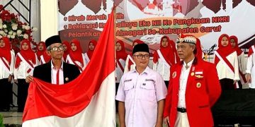Sebanyak 115 Exs Anggota NII, dengan penuh haru di Bai’at dibawah kibaran Bendera Merah Putih untuk kembali kepangkuan NKRI oleh mantan Kapolda Jabar Irjen Pol Purn DR. H. Anton Charliyan, Kakesbang Kab Garut , dan KH M Abdul Mujib yang lebih dikenal sebagai Ceng Mujib selaku Ketua Umum ALMAGARI (Aliansi Masyarakat Garut Anti Radikalisme dan Intoleransi), Selasa (31/01/2023). [dok PJS]