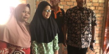 Romi Hariyanto saat berkunjung ke rumah orang tua Ulia di Sarolangun, Kamis (2/2/2023). [Foto Aurduri.com]
