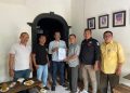 Pengurus DPD PJS Sumut menyerahkan SK DPC Kota Tebing Tinggi, Rabu (01/02/2023). [dok DPD PJS Sumut]