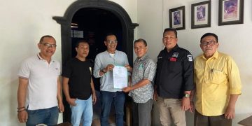 Pengurus DPD PJS Sumut menyerahkan SK DPC Kota Tebing Tinggi, Rabu (01/02/2023). [dok DPD PJS Sumut]