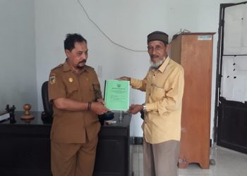 Ketua DPC PJS Touna, Budi Prihartono Dako saat menyerahkan dokumen ke kantor Kesbangpol Touna, Kamis (02/02/2023). [dok DPC PJS Touna/Jefriyanto]