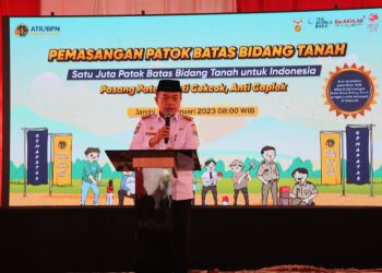 Gubernur Jambi, Al Haris, saat membuka acara pemasangan patok batas tanah di lapangan Langgar Syuhada, RT 32 Kelurahan Eka Jaya, Kecamatan Paalmerah, Kota Jambi, Jumat (3/2/2023). [Foto Diskominfo Provinsi Jambi/Agus]