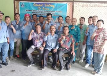 Momen foto bersama Ketua DPC PJS Kabupaten Batubara, Ebson A. Pasaribu bersama pengurus dan anggota dengan Bawaslu, Jumat (3/2/2023). [dok PJS Batubara]