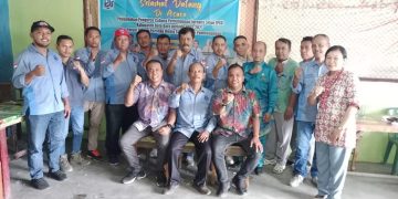 Momen foto bersama Ketua DPC PJS Kabupaten Batubara, Ebson A. Pasaribu bersama pengurus dan anggota dengan Bawaslu, Jumat (3/2/2023). [dok PJS Batubara]