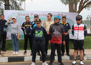 Al Haris melepas peserta Fun Bike Gowes To Gambut 55 kilometer, start dari Taman Tanggo Rajo Jambi, depan rumah dinas Gubernur dan finish di Komplek Perkantoran Bukit Menderang Muara Sabak Tanjung Jabung Timur, Sabtu (04/02/2023). [dok Agus Suprianto]