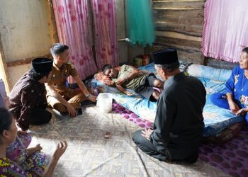 Tim Baznas Tanjab Timur didampingi Camat Kualajambi mengunjungi rumah seorang warga yang tidak layak huni di Desa Tanjungsolok, Kecamatan Kualajambi, Kabupaten Tanjungjabung Timur, Jambi, Senin (6/2/2023). [Foto Aurduri.com/Arwin]