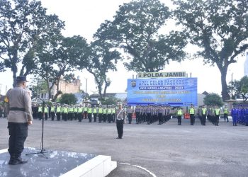 Wakapolda Jambi Brigjen Pol Yudawan Roswinarso saat memimpin Apel gelar pasukan Operasi Keselamatan 2023 di lapangan hitam Polda Jambi. Selasa (7/2/2023). [Foto Humas Polda Jambi/Alam]
