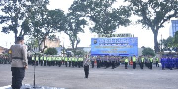 Wakapolda Jambi Brigjen Pol Yudawan Roswinarso saat memimpin Apel gelar pasukan Operasi Keselamatan 2023 di lapangan hitam Polda Jambi. Selasa (7/2/2023). [Foto Humas Polda Jambi/Alam]