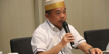 Gubernur Jambi, Al Haris, saat rapat bersama tiga perusahaan batu bara membahas jalan khusus angkutan batu bara, di Hotel Mercure Kemayoran, Jakarta, Selasa malam (7/2/2023). [Foto Diskominfo Provinsi Jambi/Agus Supriyanto]