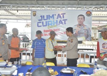 Kabid Humas Polda Jambi, Kombes Pol Mulia Prianto, menyerahkan bantuan beras kepada salah satu masyarakat yang hadir dalam kegiatan Jum'at Curhat, (10/2/2023). [Foto Humas Polda Jambi]