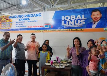 Iqbal Linus saat bersama masyarakat di salah satu warung yang ada di Kota Jambi, Jumat (10/2/2023). [Foto Aditya]