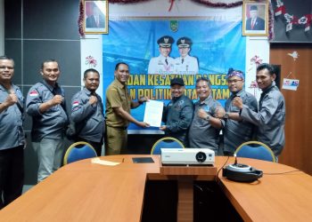 DPC PJS Kota Batam saat menerima surat terdaftar sebagai ormas di Kesbangpol Kota Batam, Senin (13/02/2023). [Foto PJS Batam]