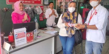 Seorang konsumen Sinsen yang sedang melalukan servis sepeda motornya di bengkel resmi honda mendapatkan coklat gratis, Selasa (14/2/2023). [Foto Sinsen/Ajeng]