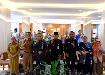Momen Foto bersama Wakil Gubernur (Wagub) Jambi, Abdullah Sani (tengah), dalam acara Pertemuan Penguatan Kelembagaan Kabupaten/Kota Sehat Tingkat Provinsi Jambi Tahun 2023 di Hotel Ceria, Kota Jambi, Selasa (14/2/2023). [Diskominfo Provinsi Jambi/Sopbirin]