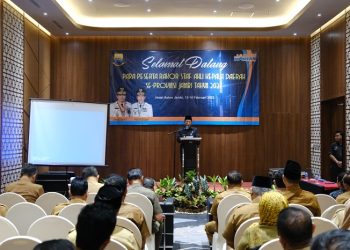Wagub saat menyampaikan peranan Staff Ahli dalam meningkatkan kreatifitas dalam mendukung visi misi daerah pada Rapat Koordinasi Staf Ahli Kepala Daerah se Provinsi Jambi Tahun 2023, bertempat di Hotel Aston Jambi, Selasa (14/02/2023). [Foto Diskominfo/Sopbirin]